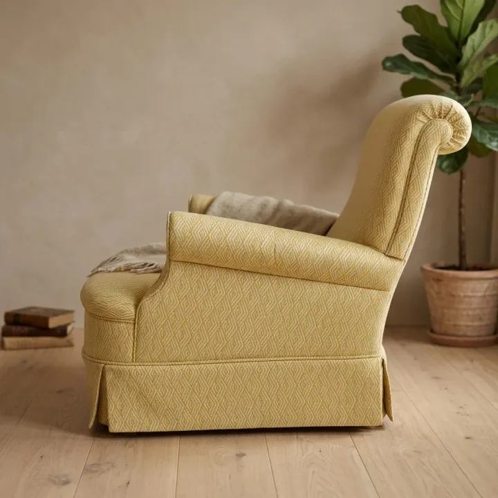 Een klassieke fauteuil na herstoffering door Cammers