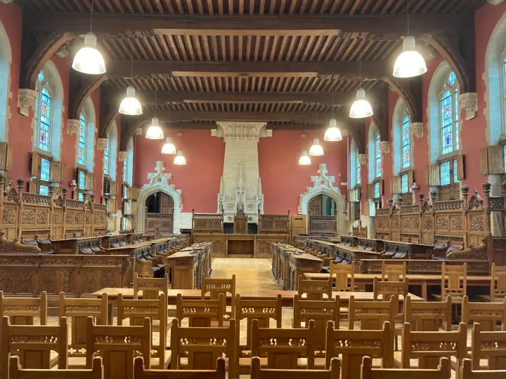 Kussens op maat van Cammers bij de eiken koorbanken in de collegezaal van het stadhuis van Mechelen