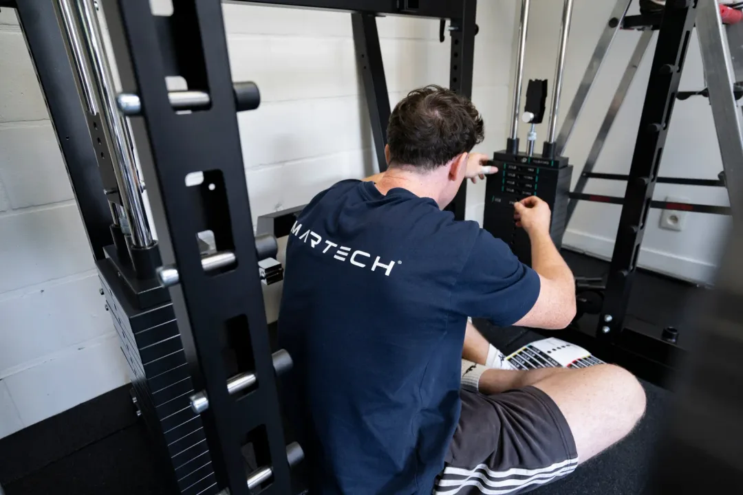 Monteurs van Fitnessdepot bouwen een Martech M14 op in Kalmthout