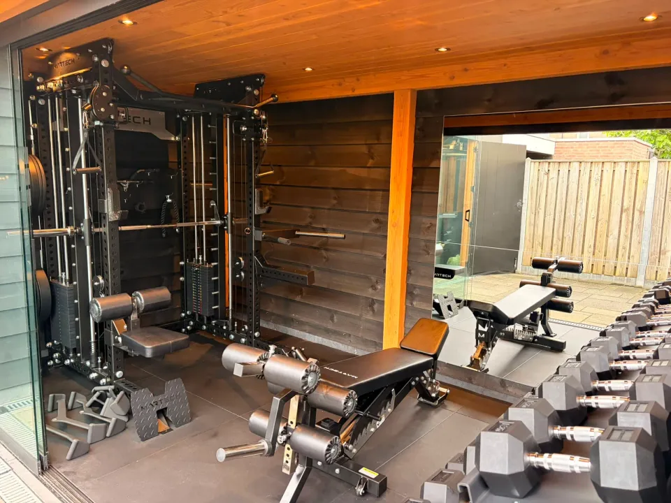 Een homegym in een tuinhuis met een Martech-rack