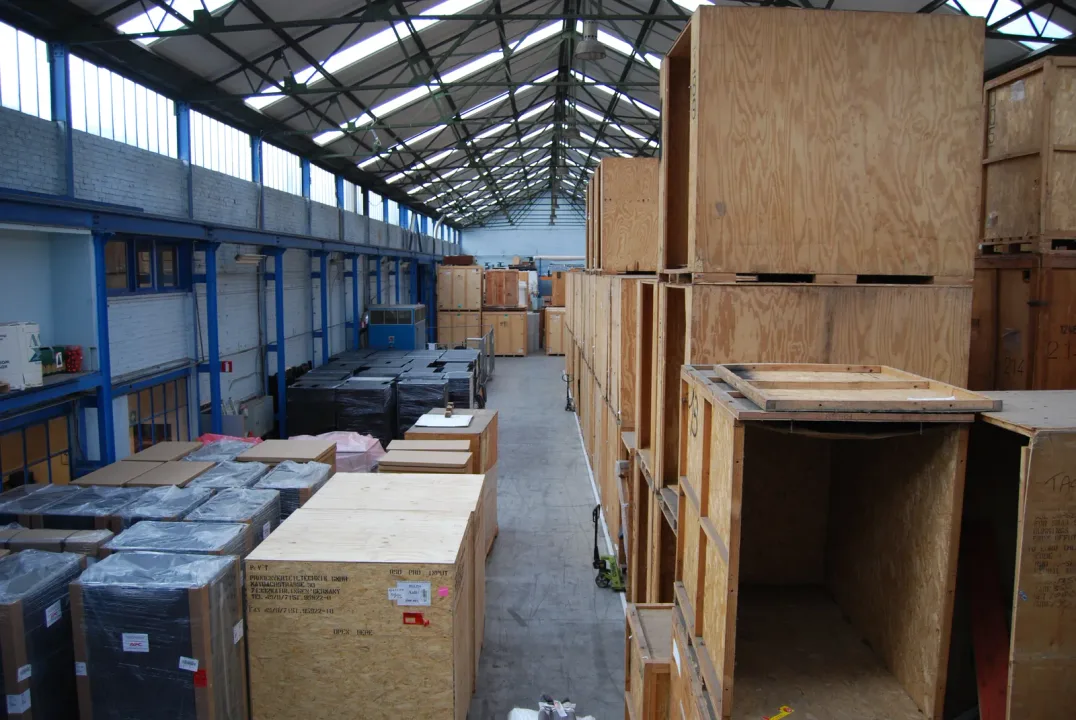 Servaes Services magazijn met houten verhuiskratten