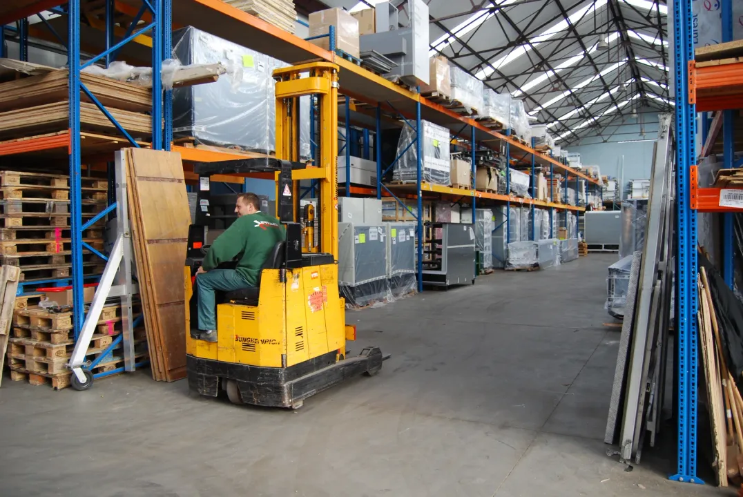 Servaes Services magazijn met heftruck in actie