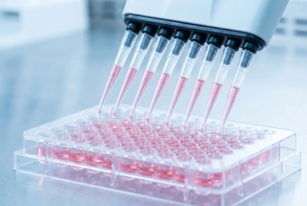 AI-render van een pipet boven een microplaat in het lab